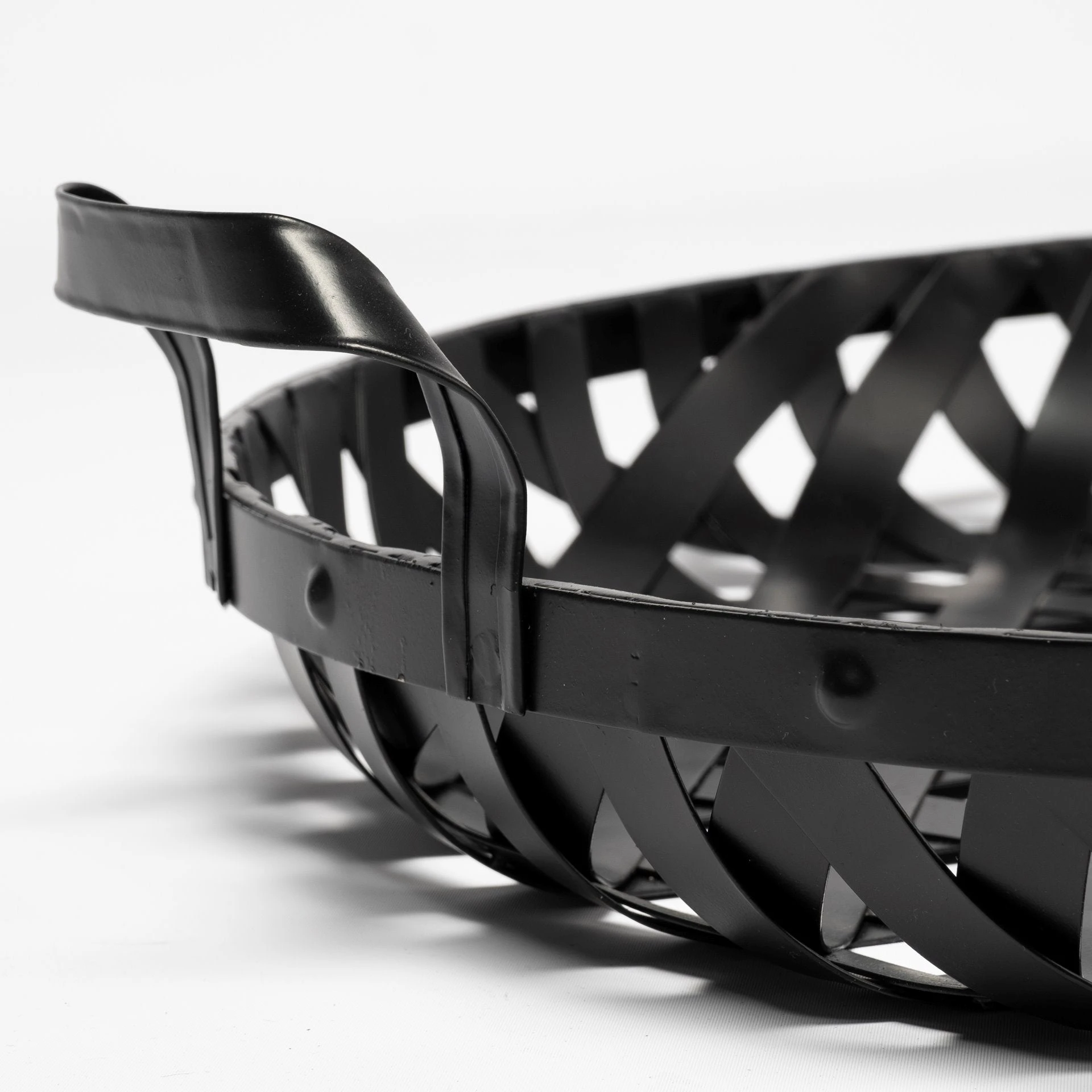 Outlet 👏 Mercana Lito (Set Of 2) Black Woven Metal Round Serving Trays - 26.8L X 23.8W X 5.5H 🔔 4 Outlet 👏 Mercana Lito (Set Of 2) Black Woven Metal Round Serving Trays - 26.8L X 23.8W X 5.5H 🔔 - Image 4